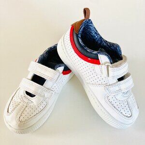 Carter’s Devin unisex white sneakers w/hook & loop closure in good condition 8T